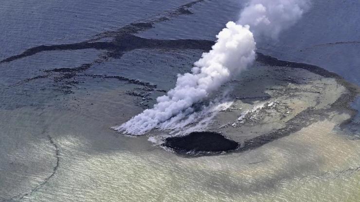 Dünyanın konuştuğu görüntüler: Yanardağ patlamasıyla ada nasıl oluşur