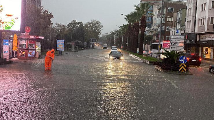 Çanakkale'de sağanak; cadde ve sokaklar suyla doldu