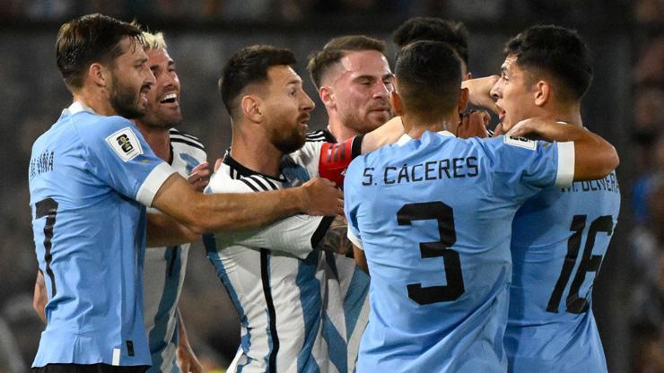Arjantin-Uruguay maçında gerilim Messi kavgaya karıştı...