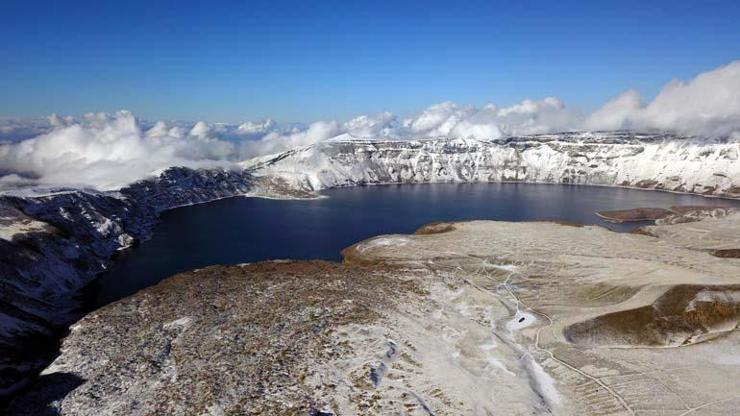2 bin 250 rakımlı Nemrut Krater Gölünde kar güzelliği