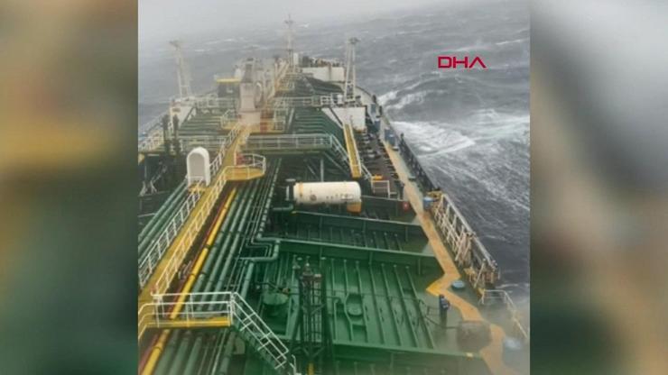 Karadeniz’de dev dalgalar… 183 metrelik tanker beşik gibi sallandı