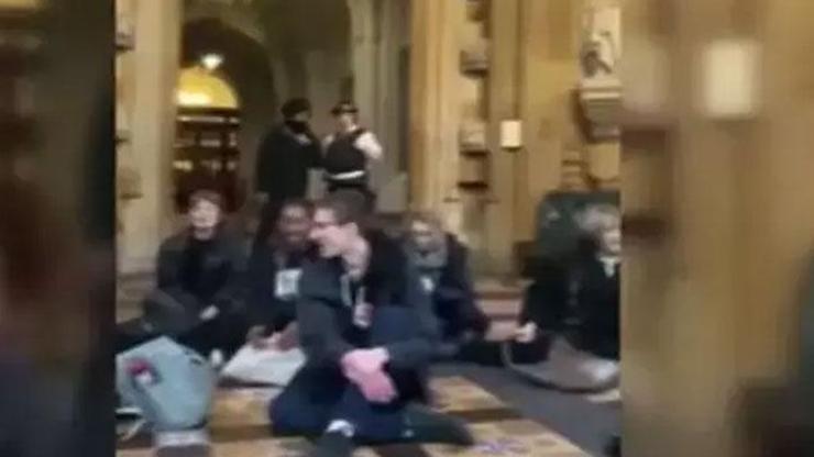 İngiltere Parlamentosunda Gazze sesleri: Ateşkes için oturma eylemi yaptılar