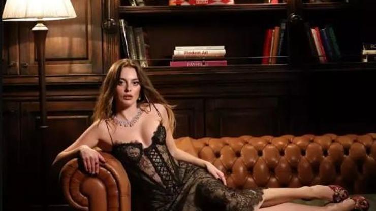 Melis Sezen transparan detaylı elbisesiyle sosyal medyayı salladı