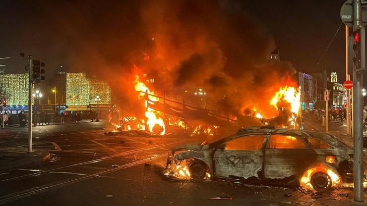 İrlandanın başkentini karıştıran bıçaklı saldırı: Araçlar ateşe verildi
