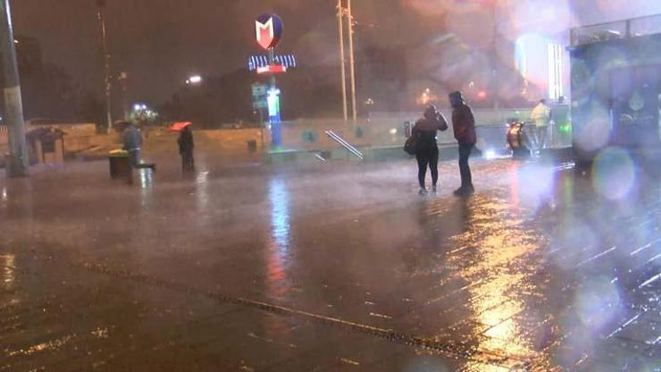 İstanbulda gece saatlerinde fırtına ve sağanak etkili oldu