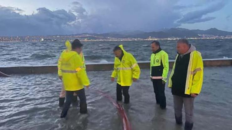 İzmirde şiddetli yağış ve fırtına; tsunami etkisi yarattı