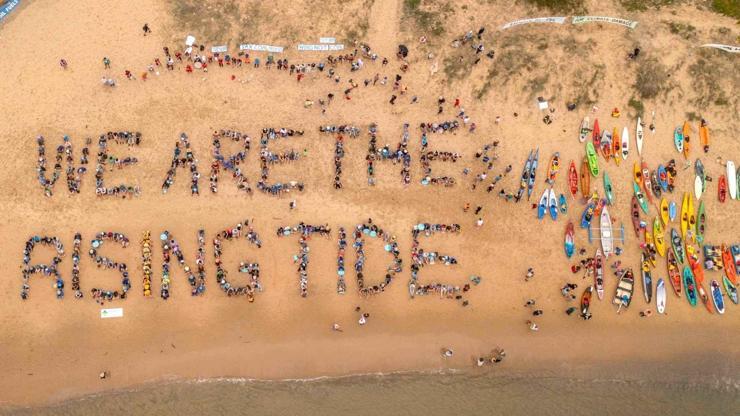 Yer: Avustralya... Yüzlerce aktivist kanolarla limanı kapattı