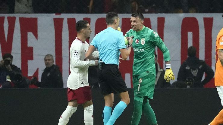 Galatasaray-Manchester United maçının hakemine tepki!