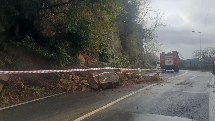 Sarıyer'de yamaçtan yola kaya parçası düştü