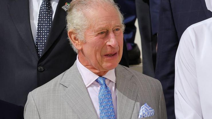Kral Charlesın kravatı gündem oldu: Başbakana mesaj mı