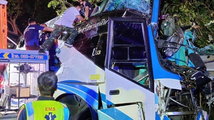 Taylandda feci kaza: İki katlı otobüs ağaca çarptı, 14 kişi hayatını kaybetti