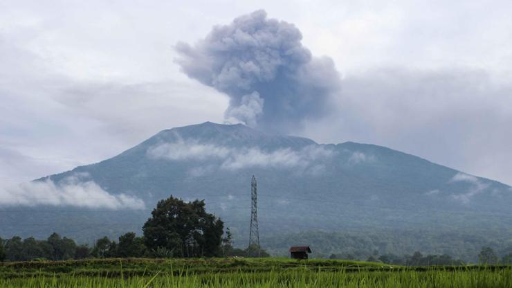 Endonezya’daki yanardağ patlamasında can kaybı 22’ye yükseldi