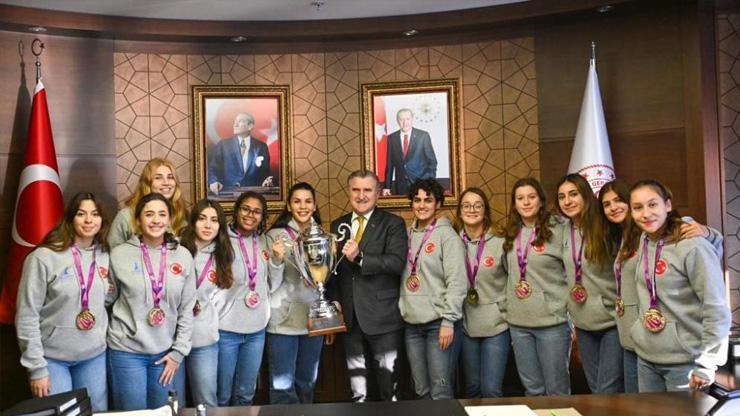 Bakan Bak, İzmir Büyükşehir Belediyespor Kadın Sutopu Takımını kabul etti