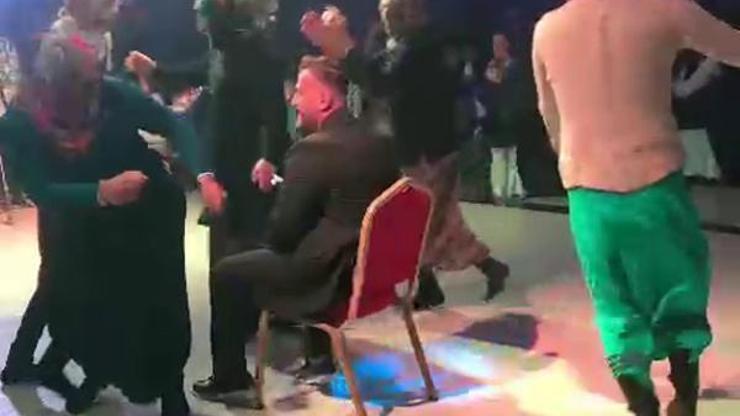 Düğünde kadın kıyafetleri giyinip, düğünde damada şaka yaptılar