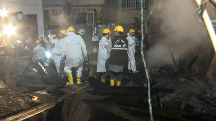 Beyoğlunda 2 katlı ahşap bina alev alev yandı: 1 ölü