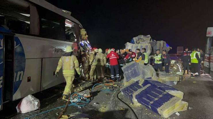 Eyüpsultanda yolcu otobüsü ile TIR çarpıştı: 1 ölü 31 yaralı
