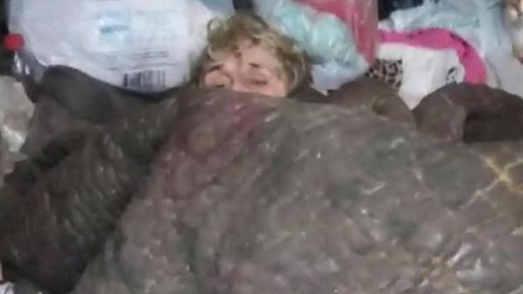 Çöp dolu barakada yaşayan kadın, huzurevine yerleştirildi Çöp dolu barakada yaşayan kadın, huzurevine yerleştirildi
