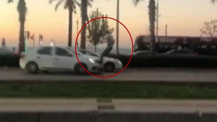 Film sahnesi değil gerçek: Seyir halindeki aracın üstüne böyle atladı