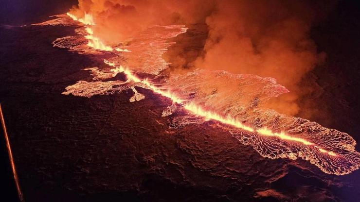 Gece karanlığı turuncuya döndü: İzlanda’daki yanardağ patlaması havadan görüntülendi