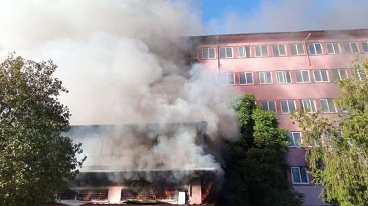 SON DAKİKA: Adanada Yangın Eski Devlet Hastanesi Yanıyor...