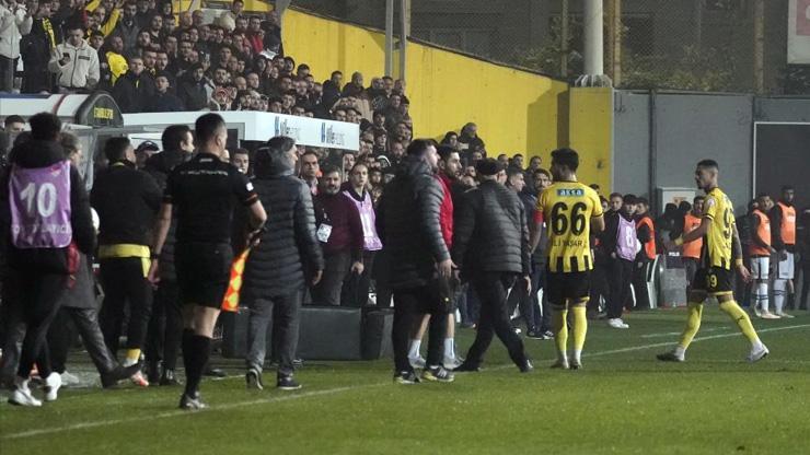 İstanbulspor sahadan çekildi Pozisyon penaltı mı Hakem hocaları değerlendirdi...