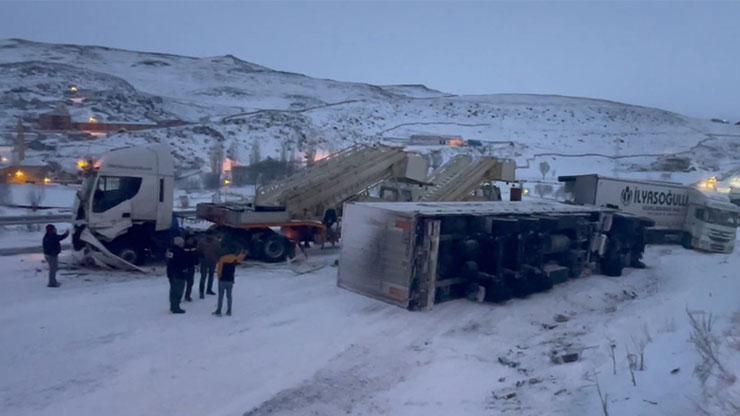 Ardahan-Kars kara yolunda zincirleme buzlanma kazası