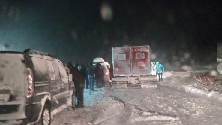 Son dakika... Ağrı'da iş makinesi uçuruma yuvarlandı: 2 ölü, 2 kayıp