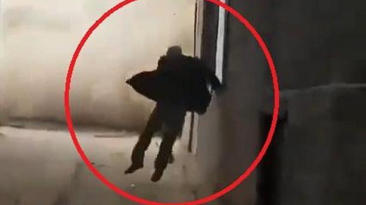 Enkaz altında kalmamak için kaçarken düştü