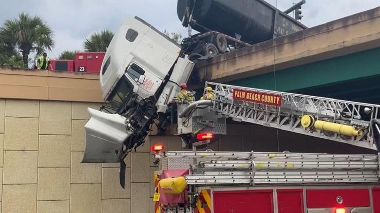 Aracı üst geçitte asılı kalan ABDli kamyon şoförü kurtarıldı