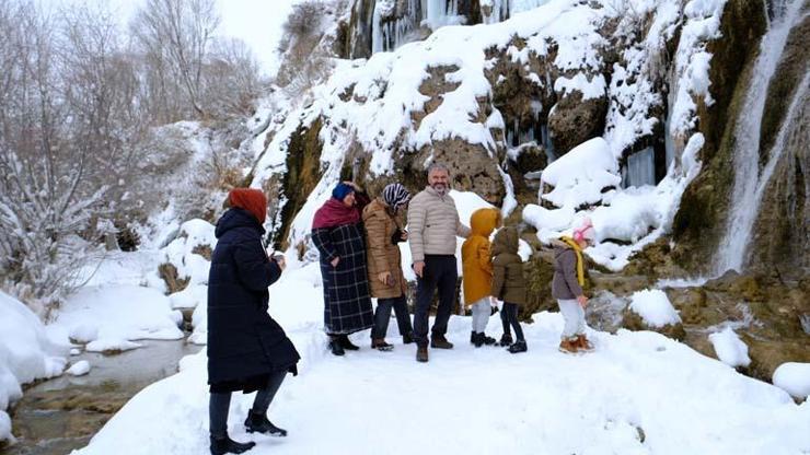 Girlevik Şelalesi kış aylarında da ziyaretçilerini ağırlıyor