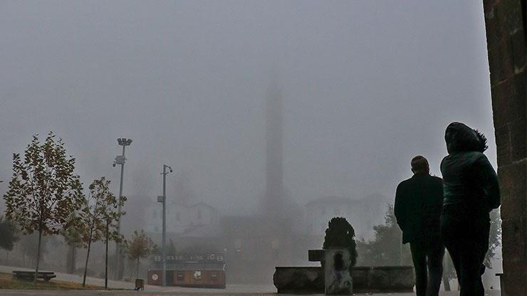 Diyarbakır'da yoğun sis nedeniyle uçak seferleri aksadı