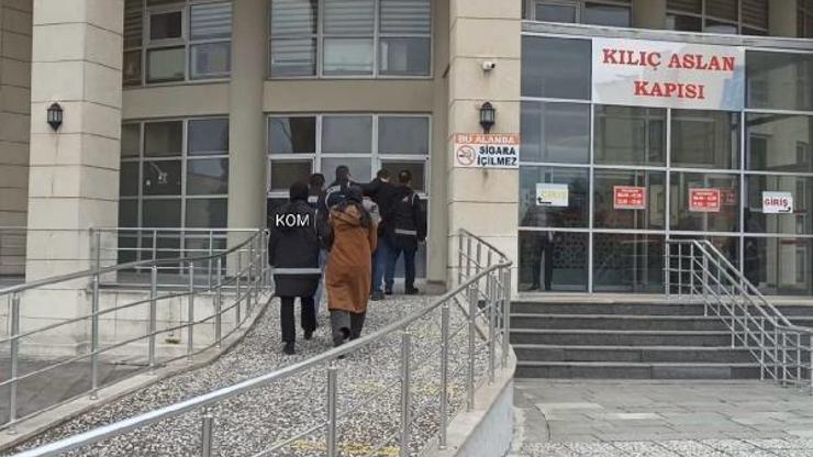 Yaşlı adama boş senet imzalatan 6 kişilik çete yakalandı Yaşlı adama boş senet imzalatan 6 kişilik çete yakalandı