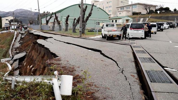7.5 büyüklüğündeki depremin vurduğu Japonyadan ilk kareler