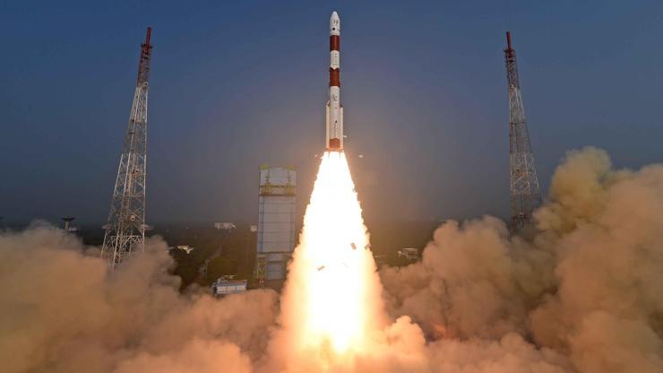 Hindistan uzaya gözlem uydusu fırlattı