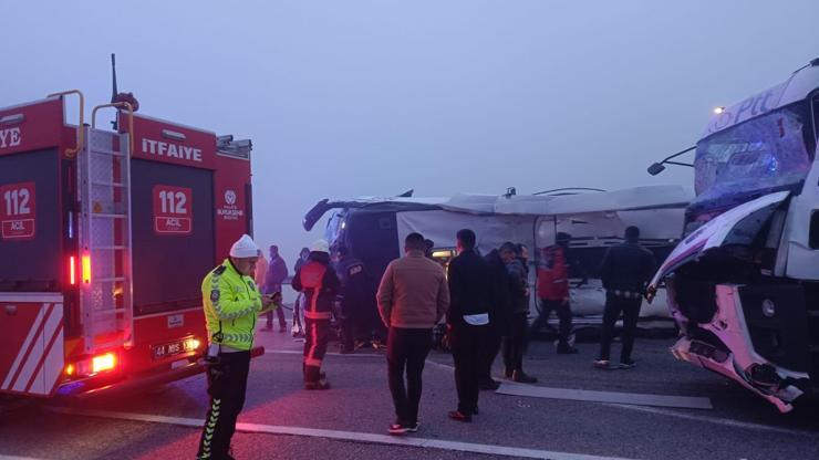 SON DAKİKA: Malatyada yolcu otobüsü devrildi: Ölü ve yaralılar var