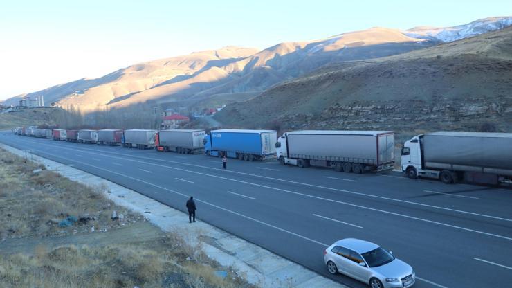 Yer: Türkiye- İran sınırı Kilometrelerce kuyruk oluştu