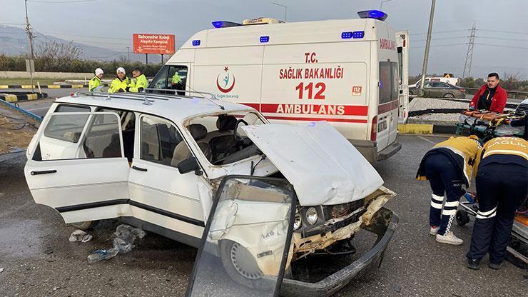 Manisa'da 2 otomobil çarpıştı; 8 yaralı