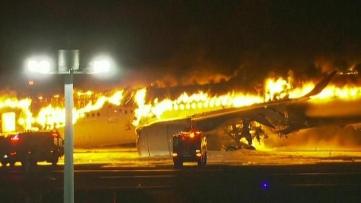 Tokyo Havalimanı pistinde yangın paniği: Yolcu uçağı, sahil güvenlik uçağı ile çarpıştı
