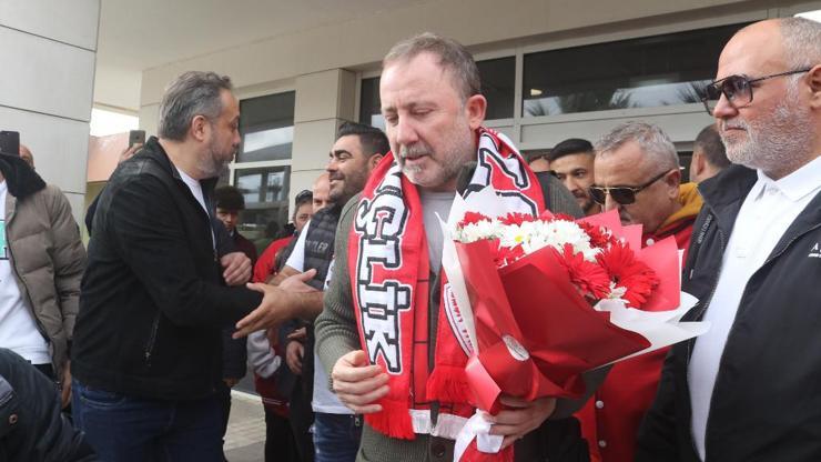 Antalyasporun yeni teknik direktörü Sergen Yalçın Antalyaya geldi