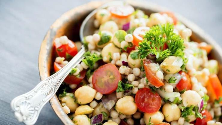 3 şifalı besin 10 tavsiye Uzman isim sağlıklı beslenmenin şifresini verdi: Çorbaya fındık, salataya nohut