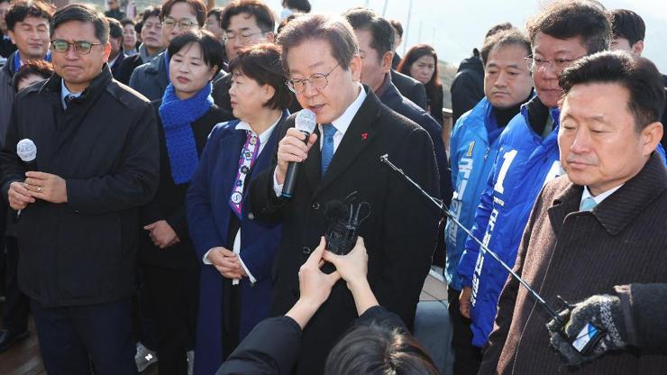 Boynundan bıçaklanan Güney Koreli muhalefet lideri, yoğun bakımdan çıktı