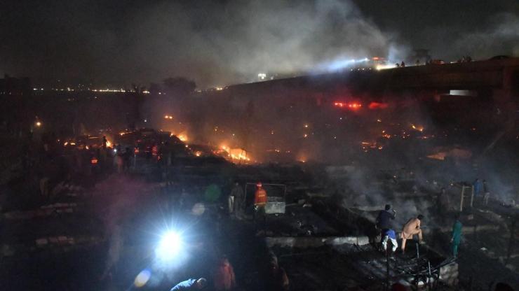Gecekondu mahallesinde yangın felaketi Yüzden fazla ev küle döndü