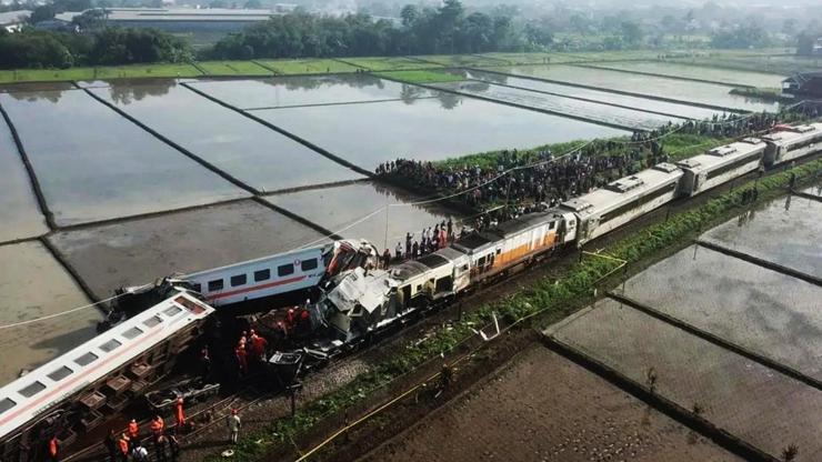 Endonezyada trenler çarpıştı