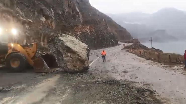 Felaket ucuz atlatıldı: Dev kaya karayoluna düştü