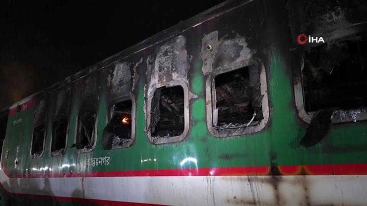 Bangladeşte yolcu treni kundaklandı: 4 ölü
