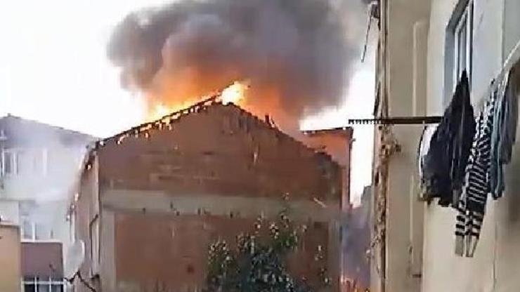 Şişlide iki katlı binanın çatısı alev alev yandı
