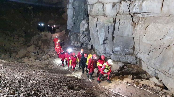 Yer: Slovenya... Mağarada mahsur kalan 5 kişi kurtarıldı