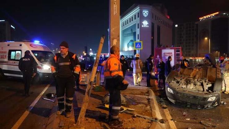 İstanbulda gece yarısı feci kaza: 1’i ağır 4 yaralı