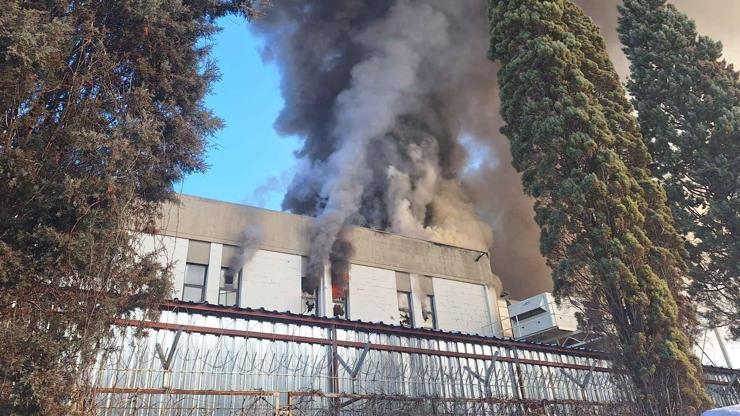 Ankaradaki fabrika yangını, itfaiye ekiplerinin 2 saat süren müdahalesiyle söndürüldü