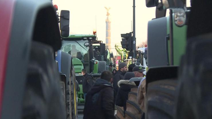 Almanya’da çiftçiler ayakta Hafta boyunca 100 bin traktör yollara çıktı